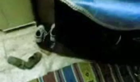 एक छात्र अपने दोस्त को सेक्सी मूवी पिक्चर हिंदी एक प्रेमी को देखता है