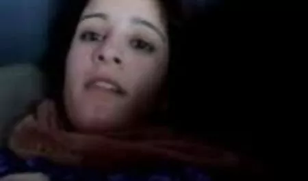 स्कर्ट को सेक्सी हिंदी वीडियो एचडी मूवी ऊपर उठाता है और योनि के उद्घाटन में सम्मिलित करता है