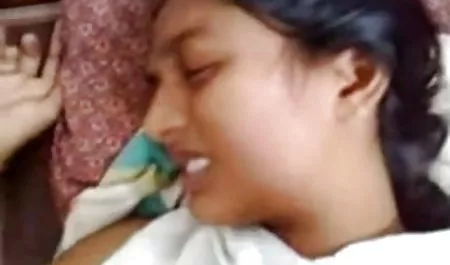 चश्मे के साथ माचो छेद में एक हिंदी सेक्सी फुल मूवी सदस्य को चलाता है