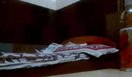 चमड़े के सेक्सी हिंदी मूवी वीडियो में सोफे पर बैंग कपल