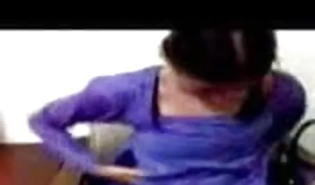 एक सेक्सी वीडियो फुल मूवी रंगीन कुतिया एक आदमी को सेक्स करना सिखाती है