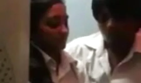 स्लिम डारिया सेक्सी मूवी पिक्चर हिंदी में ग्लोवर एक काले सोफे पर गड़बड़ हो जाता है