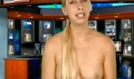 शौचालय में एक महंगे हिंदी फुल सेक्सी मूवी क्लब में अंतरंगता