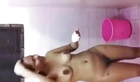 एक मेज पर एक सेक्सी में हिंदी मूवी बिस्तर के माध्यम से परीक्षा लेना