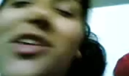 भूरे बालों वाला सेक्सी हिंदी मूवी वीडियो आदमी अपनी पैंट उतारता है