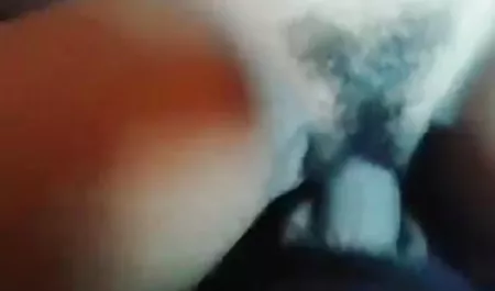 थका हुआ सचिव थोड़ा हस्तमैथुन करने का फैसला सेक्सी हिंदी मूवी में करता है