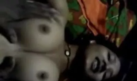 लड़की अपने सेक्सी मूवी हिन्दी प्रेमी के सदस्य के साथ खेलती है