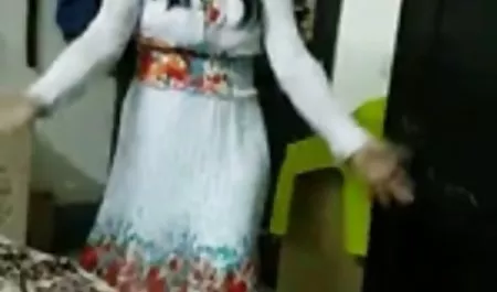 लड़की एक लाल पिपेट के साथ उसके स्लॉट्स के खुले स्थानों को फुलाती सेक्सी फुल मूवी वीडियो है