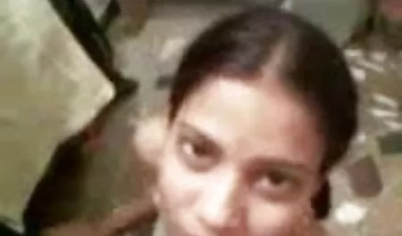 शानदार स्तन के साथ हिंदी में सेक्सी मूवी फिल्म एक प्रेमी को आकर्षित किया