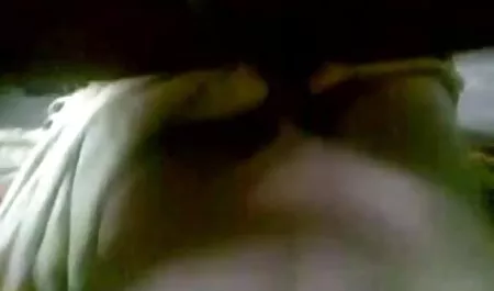 पतला श्यामला हाथ और पैर के साथ सेक्सी हिंदी सेक्सी मूवी काम करता है