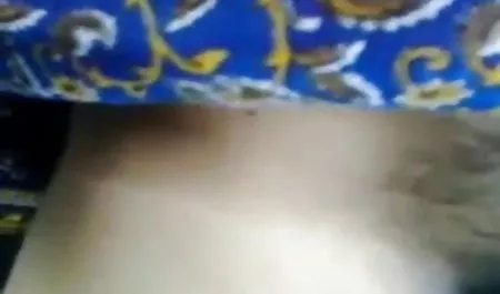 बिस्तर हिंदी में सेक्सी मूवी फिल्म पर कठिन सेक्स करने वाले युगल।