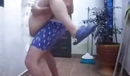 चिट्टे के साथ चिकी अपने होठों पर हिंदी मूवी सेक्सी एक सदस्य रखती है