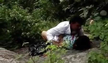 वह एक हिंदी सेक्सी मूवी वीडियो मालिश पर विलाप करती है