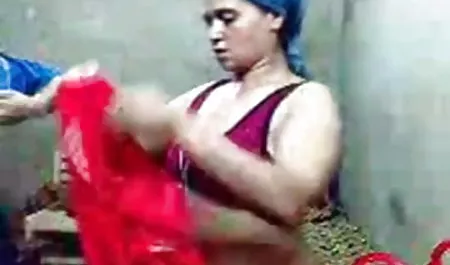 पूल में एक बच्चे के हॉलीवुड बीएफ सेक्सी मूवी साथ हॉट चैट