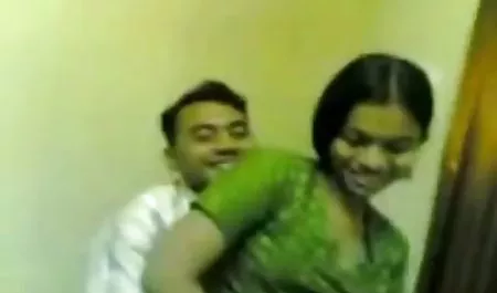 काले जोड़े एक सफेद सोफे पर सेक्स सेक्सी एचडी हिंदी मूवी करते हैं