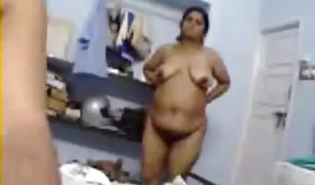 विशाल स्तन के हिंदी फुल सेक्सी मूवी साथ चिंतित नर्स