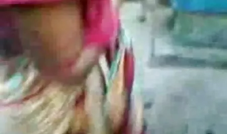 एक सेक्सी हिंदी मूवी में जवान लड़की के साथ नाजुक चुदाई