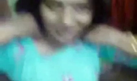 सुंदर श्यामला उसकी वासना बॉलीवुड सेक्सी हिंदी मूवी को संतुष्ट करती है