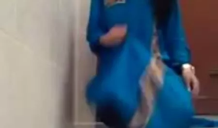 युवाओं के पास एक गीली सेक्सी सेक्सी हिंदी मूवी पार्टी थी, और फिर क्लब में एक नंगा नाच