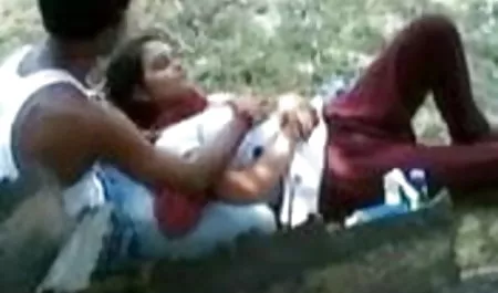 श्यामला सुजी कैरिना अपनी प्रेमिका, गोरा के साथ सेक्सी एचडी मूवी हिंदी में खेल रही है।