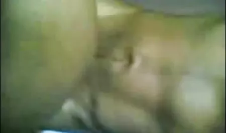 अश्लील कहानियों के शौकीन और खुद को एक लोचदार बैंड के साथ सेक्सी हिंदी मूवी वीडियो में छंटनी की