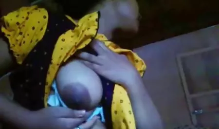 फूहड़ एलेक्सा एंड्रियास पैसे के लिए कमबख्त भोजपुरी सेक्सी हिंदी मूवी से एक चर्चा पकड़ता है