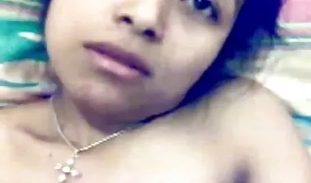 वह आदमी अपने चूज़े को प्यार सेक्सी हिंदी पिक्चर मूवी से देखता है