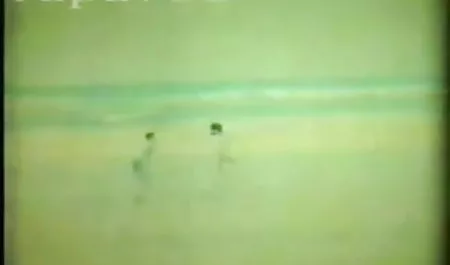 एक गंजा सूअर फुल सेक्सी मूवी हिंदी में के साथ बिस्तर में लाल अधोवस्त्र में ब्रू