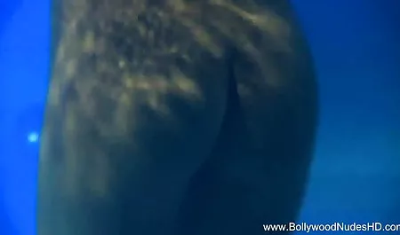 रिसॉर्ट हिंदी सेक्सी मूवी पिक्चर में गर्लफ्रेंड आराम करती है