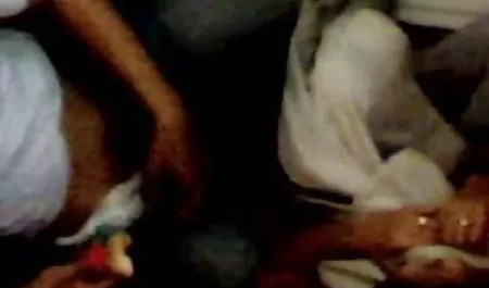 एमिया माइली हिंदी मूवी फिल्म सेक्सी ने खुद को कार में एक सहयोगी को दिया