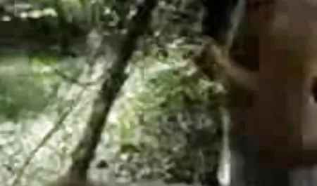 एक विस्तृत बेसिन के हिंदी फिल्म सेक्सी एचडी में साथ श्यामला एक सदस्य पर बैठी