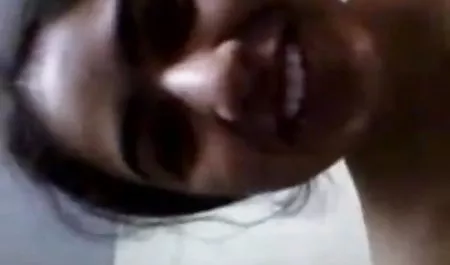 Yui दो लंड सेक्सी हिंदी मूवी वीडियो चूसती है और उसकी चूत में ऊँगली करती है