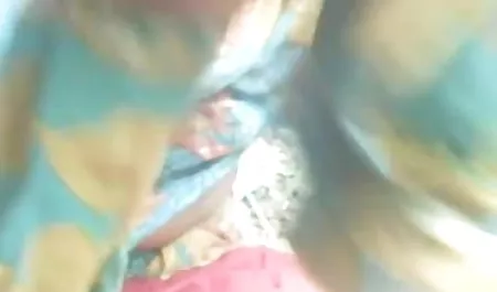 एक, नीचे से, दूसरी ऊपर से, और वह बीच सेक्सी पिक्चर फुल मूवी में