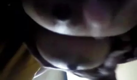 पफी निप्पल कैमरे हिंदी सेक्सी मूवी पिक्चर पर पोज़ देते हुए