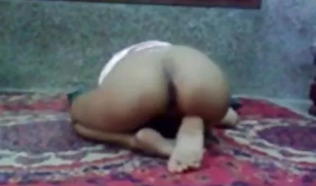 महल की लड़की खुद सेक्सी फिल्म एचडी मूवी वीडियो को सहलाती है