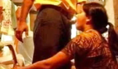 गोरा undresses हिंदी में सेक्सी मूवी फिल्म और एक आदमी एक blowjob देता है