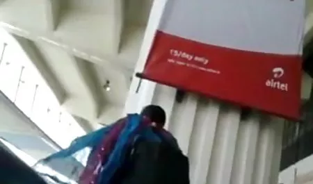 दो सुंदरियों लारा पेज और सेक्सी हिंदी फिल्म मूवी वीडियो मैंडी डी को जन्मदिन की बधाई