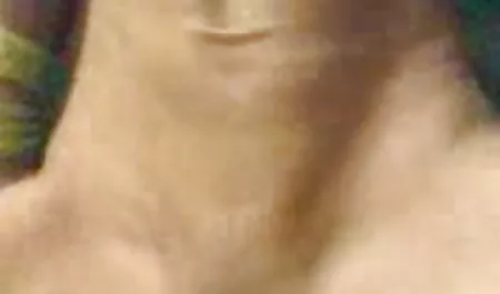 रेडहेड गर्ल हरी घास सेक्सी हिन्दी मूवी पर हस्तमैथुन करती है।