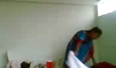 Tanned भारतीय हिंदी सेक्सी पिक्चर फुल मूवी वीडियो दीवार में छेद के माध्यम से पुरुषों की सेवा करता है