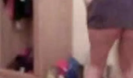 घर पर अकेली एचडी मूवी सेक्सी लड़की उसकी चूत में उंगली करती है