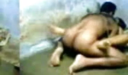 युवा फेना उसके गीले भट्ठे सेक्सी फिल्म फुल सेक्सी को सहलाता है