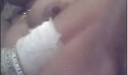 युवा जापानी सेक्सी हिंदी एचडी मूवी लड़की एक वाइब्रेटर के साथ खेलती है