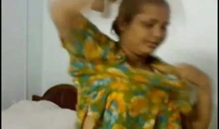 ब्रिटनी एम्बर चाचा को उसके स्ट्रिपटीज़ से प्रसन्न करती एचडी मूवी सेक्सी है