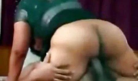 युवा कुतिया उसके हाथों फुल सेक्सी मूवी हिंदी में को सहलाती है