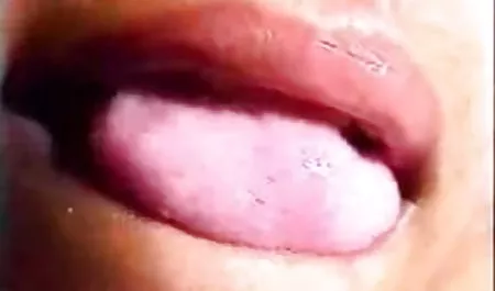 Lizz Tayler और उसके भोजपुरी सेक्सी हिंदी मूवी दोस्त एक आदमी का मनोरंजन करते हैं