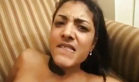 एशियाई वेश्या एक नए ग्राहक के लिए एक फुल हद सेक्सी मूवी होटल में आती है