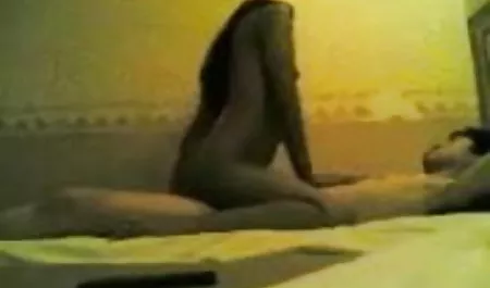 गोरी राजकुमारी ने कैमरे के सामने अपने पैर एचडी सेक्सी हिंदी मूवी फैला दिए