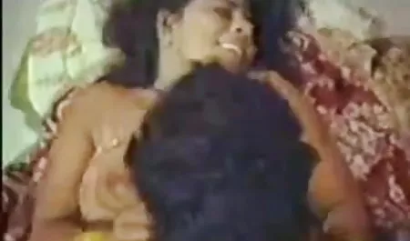 एक सेक्सी मूवी एचडी मूवी आदमी के पास बड़े स्तनों के साथ एक सस्ती गोरा है