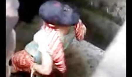 एक अजीब छोटे हिंदी सेक्सी फुल मूवी एचडी में कमरे में बुत त्रिगुट