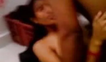 लड़की बिस्तर पर हिन्दी सेक्सी मूवी एक लड़के के साथ छेड़खानी करती है